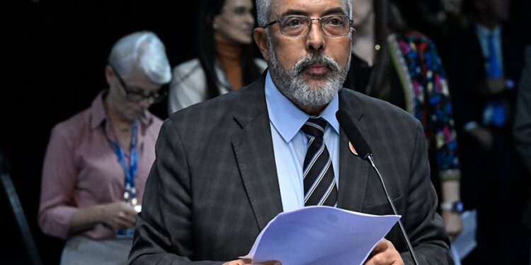 À bancada, em pronunciamento,  senador Paulo Paim (PT-RS).