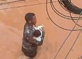 Soldado salva bebê em enchente em Minas
