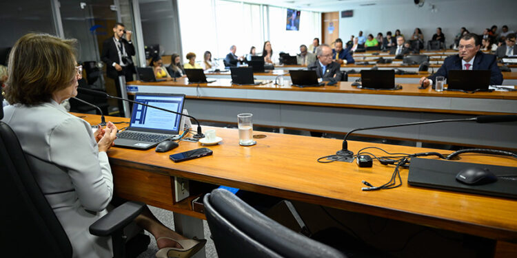 Vai para a Câmara projeto que combate violência contra mulher no turismo