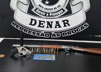 Perseguição policial termina com apreensão de armas e mercadorias ilícitas