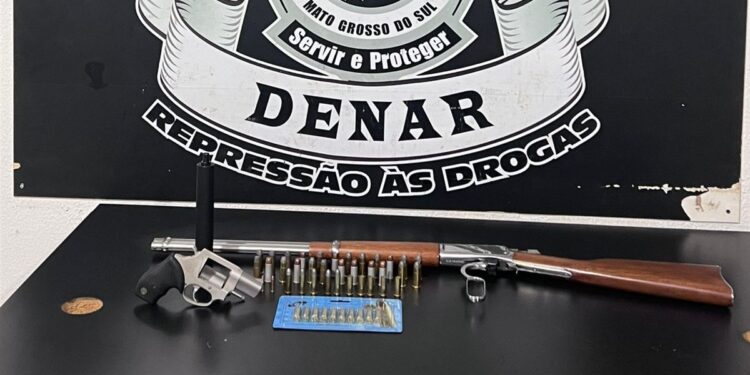 Perseguição policial termina com apreensão de armas e mercadorias ilícitas