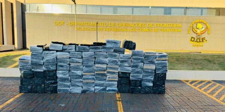 Caminhoneiro é preso transportando duas toneladas de maconha em óleo de soja