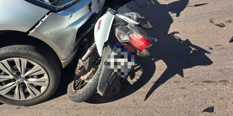 Jovem se fere em colisão entre moto e carro em Corumbá