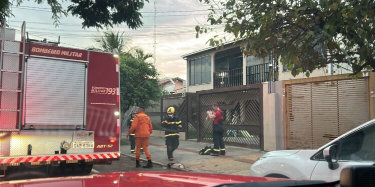 Incêndio atinge residência no bairro Vilas Boas em Campo Grande