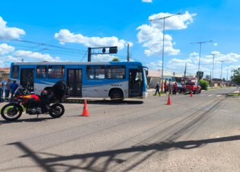 Duas adolescentes se ferem em bicicleta elétrica e ônibus