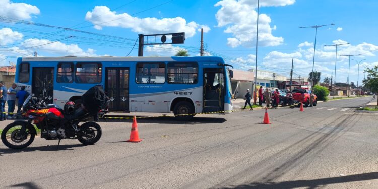 Duas adolescentes se ferem em bicicleta elétrica e ônibus