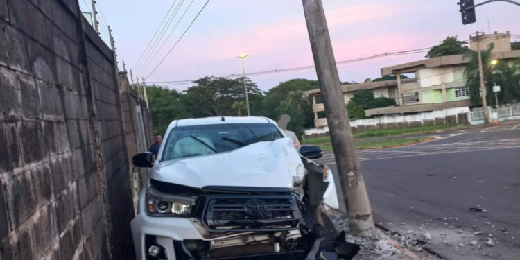 Acidentes com postes disparam em MS e expõem risco crescente no trânsito
