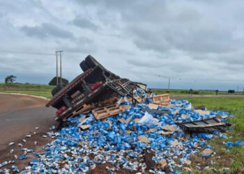 Acidente com carga de cerveja mobiliza PRF na BR-463