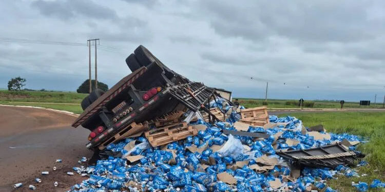 Acidente com carga de cerveja mobiliza PRF na BR-463