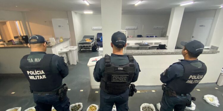 Polícia Militar, em parceria com a Receita Federal e o MAPA, desarticula esquema de tráfico internacional de drogas em Corumbá.