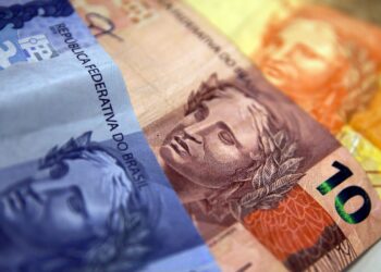 Aposentados e pensionistas do INSS começam a receber 13º nesta sexta