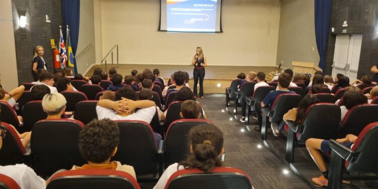 Ação da Polícia Civil em escolas de Campo Grande conscientiza alunos sobre bullying e cyberbullying