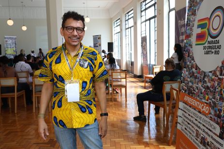 Rio de Janeiro (RJ), 25/04/2025 - O presidente do Grupo Arco-Íris de Cidadania LGBTI+, Cláudio Nascimento, participa do Encontro Estadual de Paradas do Orgulho LGBTI+ do Rio de Janeiro, realizado pela Comissão Organizadora da 31ª Parada do Orgulho LGBTI+ Rio 2026 e pelo Grupo Arco-Íris, no Teatro Carlos Gomes. Foto: Rovena Rosa/Agência Brasil