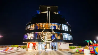 Píer Oporto, em Itapema, concentra lazer, gastronomia e consumo sobre o mar, com Hard Rock Cafe flutuante e mais de 50 operações, redefinindo o uso da orla de Meia Praia e o fluxo turístico da cidade.