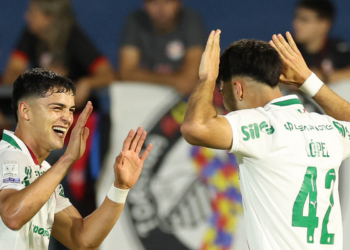 Palmeiras derrota Bragantino para manter liderança no Brasileiro