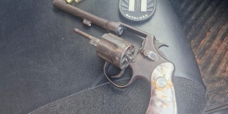 Polícia Militar apreende arma de fogo e droga durante abordagem em Guia Lopes da Laguna