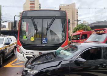 Acidente entre ônibus e carro mobiliza socorro na Barão do Rio Branco