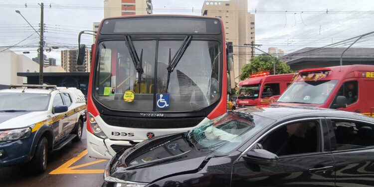 Acidente entre ônibus e carro mobiliza socorro na Barão do Rio Branco