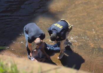 Policial do BOPE salva homem após salto em córrego na Capital