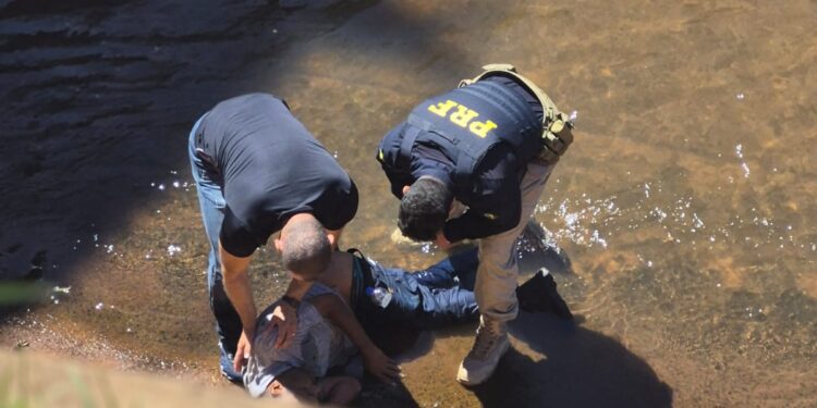 Policial do BOPE salva homem após salto em córrego na Capital