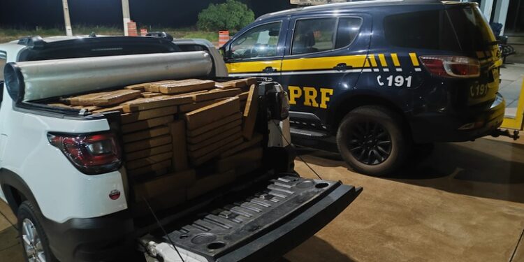 Motorista é preso transportando maconha em Fiat Strada