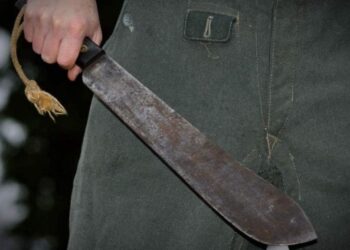 Jovem fica gravemente ferido após ataque com facão