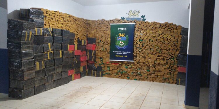 APREENSÃO HISTÓRICA: Polícia Militar intercepta 3,6 toneladas de drogas em Rio Negro