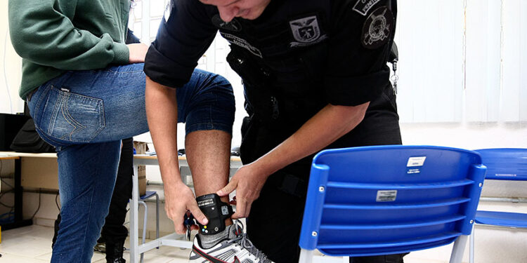 Agressor de mulher usará tornozeleira de imediato; lei já está em vigor