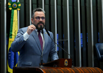 À tribuna, em discurso, senador Alan Rick (União-AC).