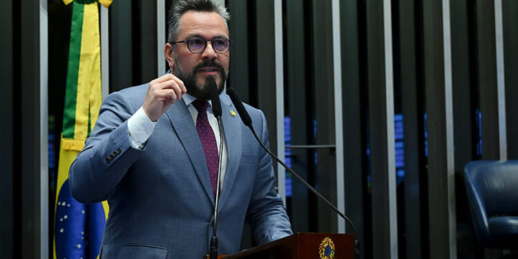 À tribuna, em discurso, senador Alan Rick (União-AC).