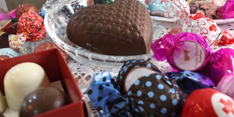 Amigo-secreto de chocolate ganha espaço na celebração da Páscoa