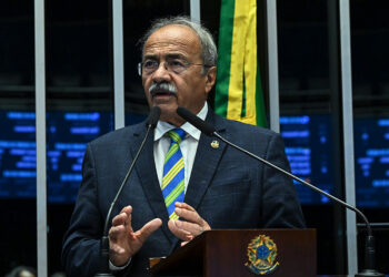 À tribuna, em discurso, senador Chico Rodrigues (PSB-RR).