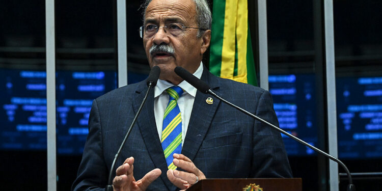 À tribuna, em discurso, senador Chico Rodrigues (PSB-RR).