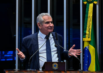 Em discurso, à tribuna, senador Angelo Coronel (Republicanos-BA).