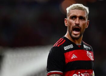 Arrascaeta fratura a clavícula e pode ficar fora da Copa do Mundo