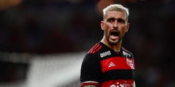 Arrascaeta fratura a clavícula e pode ficar fora da Copa do Mundo