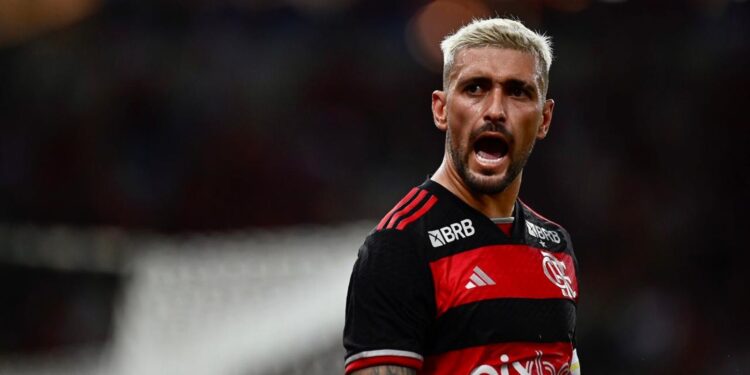 Arrascaeta fratura a clavícula e pode ficar fora da Copa do Mundo