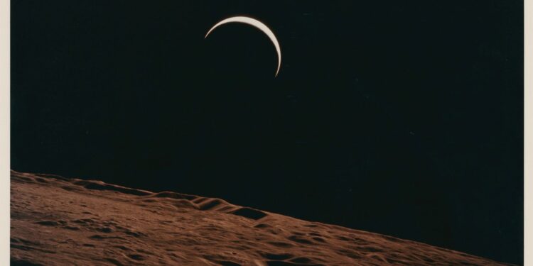 Astronautas da Artemis II iniciam retorno à Terra