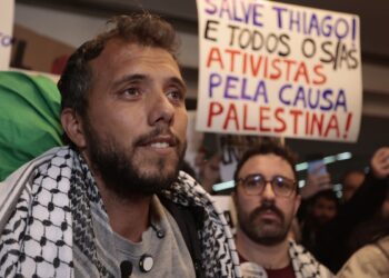 Ativista brasileiro é deportado da Argentina por ordem de Milei