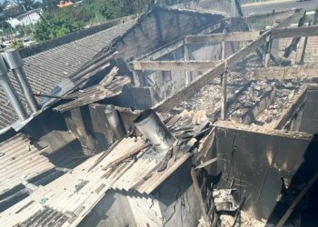 Avião de pequeno porte cai em Capão da Canoa sobre restaurante