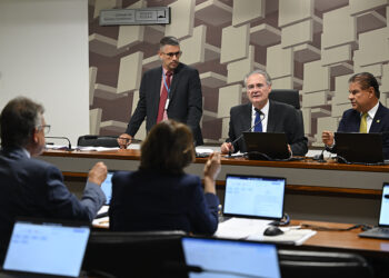 CAE aprova piso de R$ 13.662 para médicos e cirurgiões-dentistas