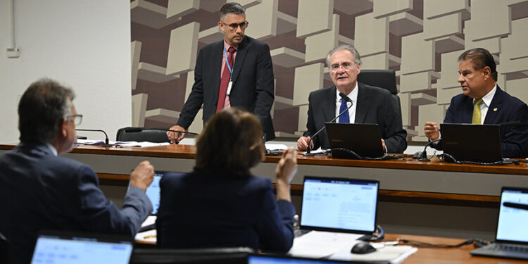 CAE aprova piso de R$ 13.662 para médicos e cirurgiões-dentistas