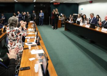 CCJ aprova admissibilidade de propostas que acabam com escala 6x1