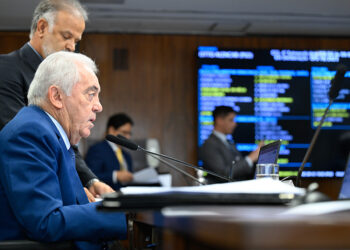 À mesa, presidente da CCJ, senador Otto Alencar (PSD-BA), conduz reunião.