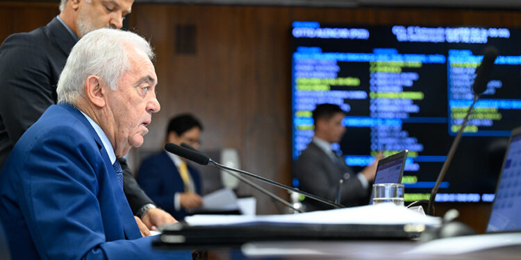 À mesa, presidente da CCJ, senador Otto Alencar (PSD-BA), conduz reunião.