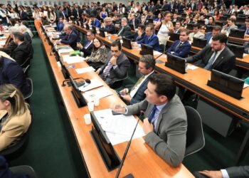 CCJ da Câmara aprova parecer favorável à PEC do fim da escala 6x1