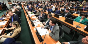 CCJ da Câmara aprova parecer favorável à PEC do fim da escala 6x1