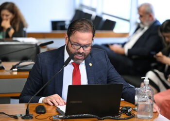 Em pronunciamento, à bancada, senador Jorge Seif (PL-SC).