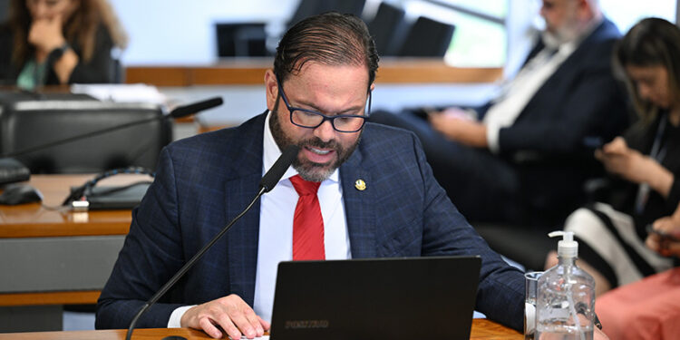 Em pronunciamento, à bancada, senador Jorge Seif (PL-SC).