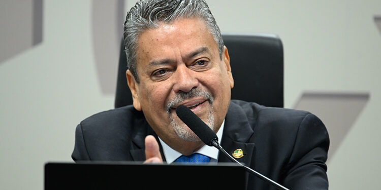 À mesa, presidente da CTFC, senador Dr. Hiran (PP-RR), conduz reunião.